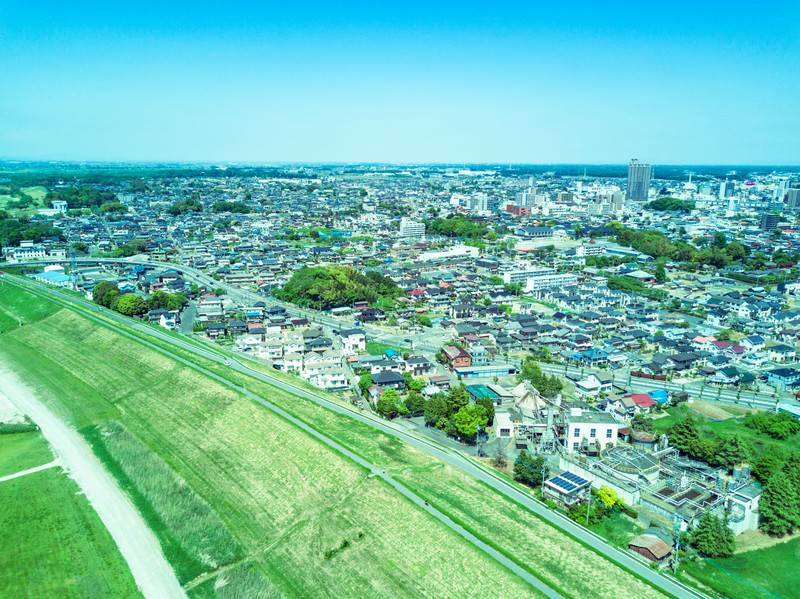 夏休みを想起させる明るい街の風景