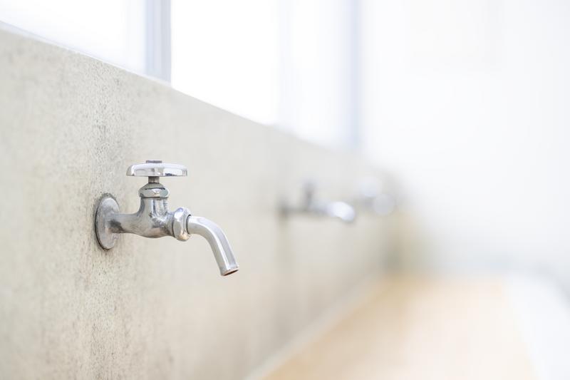 学校の水道。物語の中に学校が出てくることをイメージ