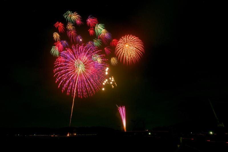 夜空に打ち上げ花火。『君の火がゆらめいている』に出てくるシーンを表すイメージ