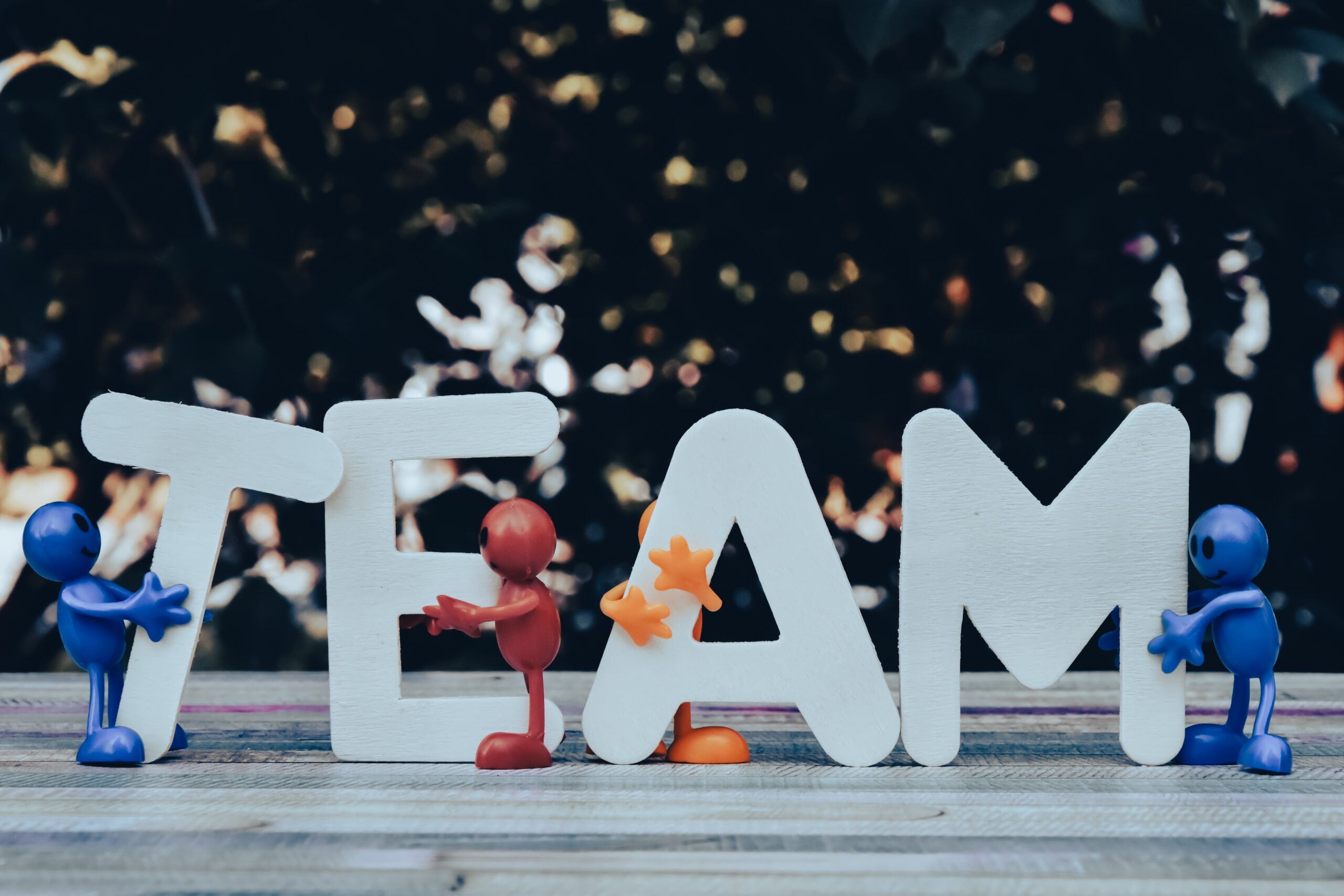 TEAMの文字を支える4体のフィギュア。研究に欠かせないチームワークをイメージした写真。