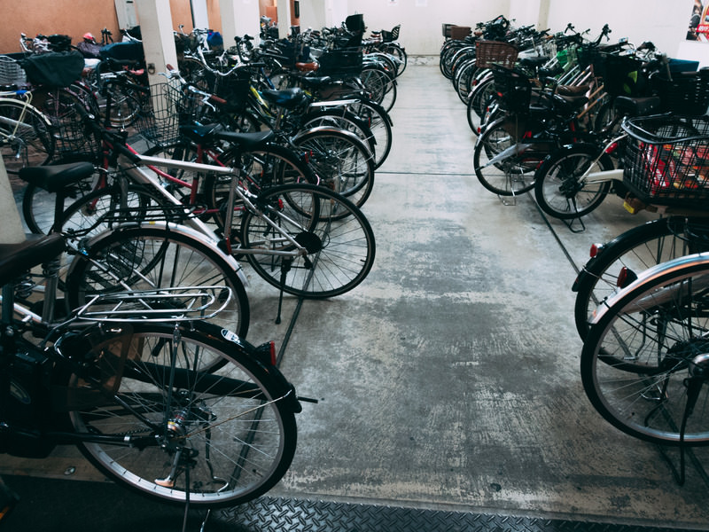 室内に整然と並んだ多数の自転車。日常の積み重ねや準備の大切さをイメージさせる写真。