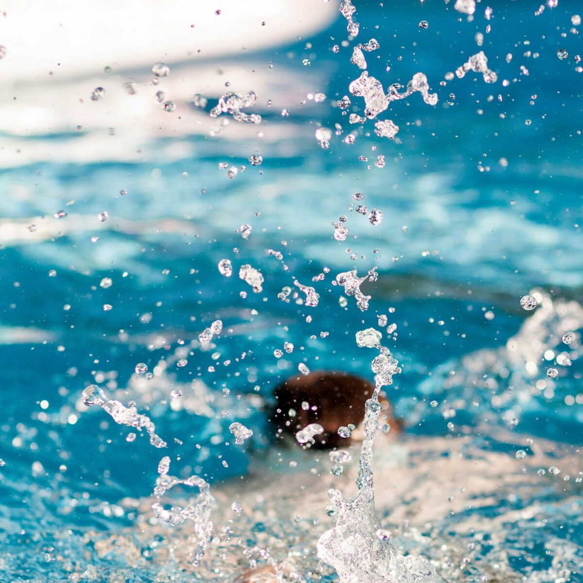 水しぶきが勢いよく上がる瞬間を捉えた写真。挑戦や動き出す瞬間のエネルギーを表す一枚。