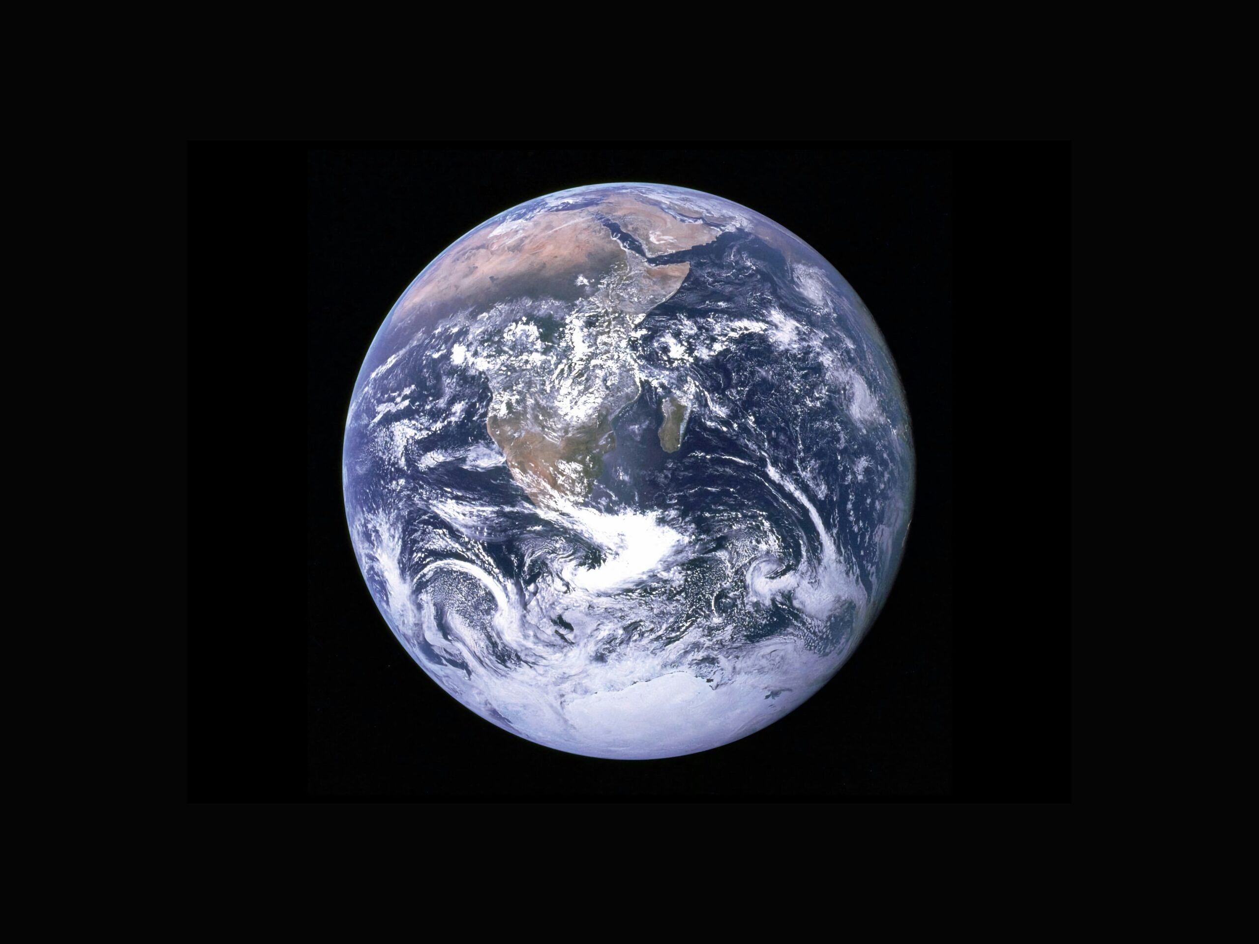 宇宙から見た地球の全体像。宇宙や惑星をイメージし、研究の舞台となる世界を示す写真。