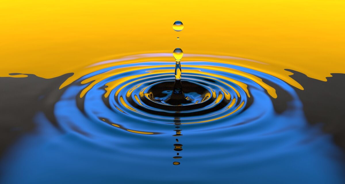 水面に落ちる水滴が波紋を広げている様子。気づきや広がりをイメージさせる写真。
