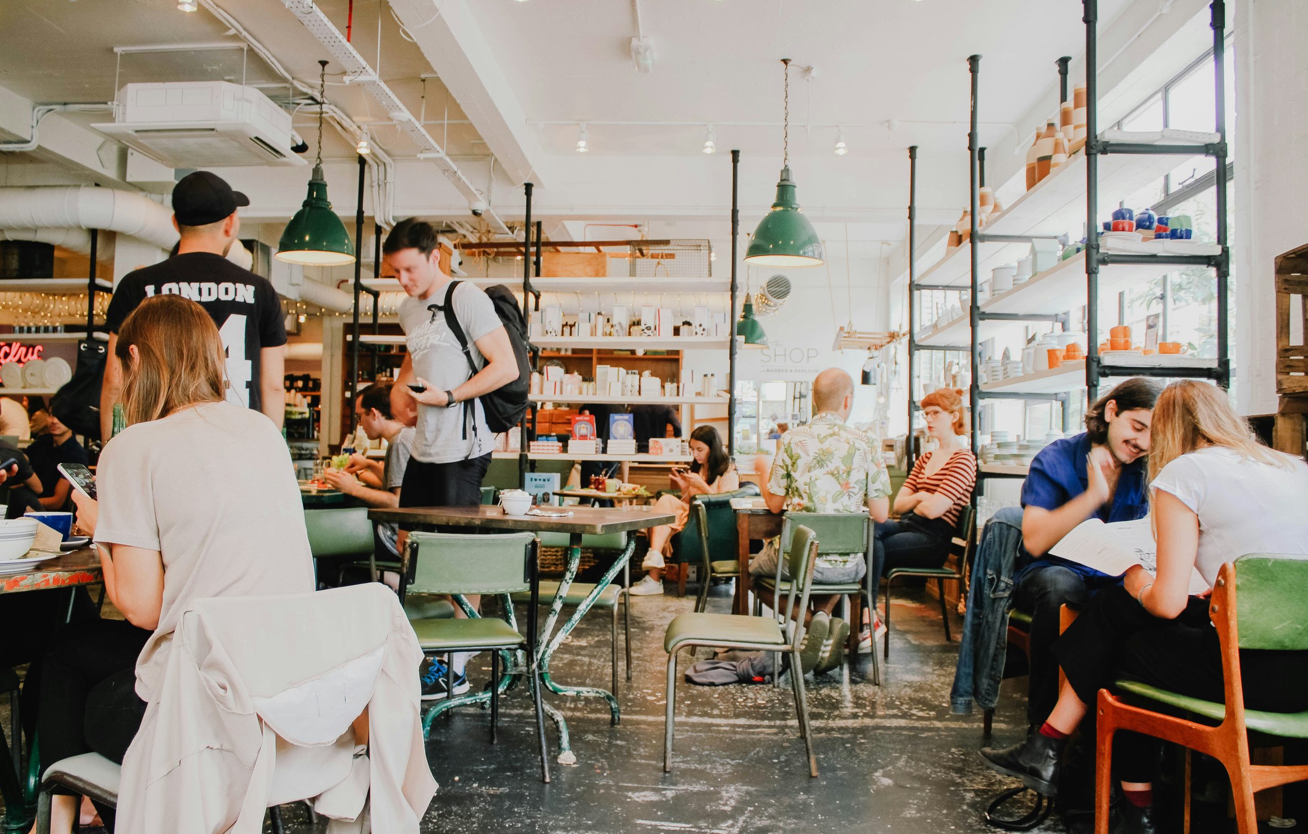 人々が思い思いに過ごすカフェの店内
