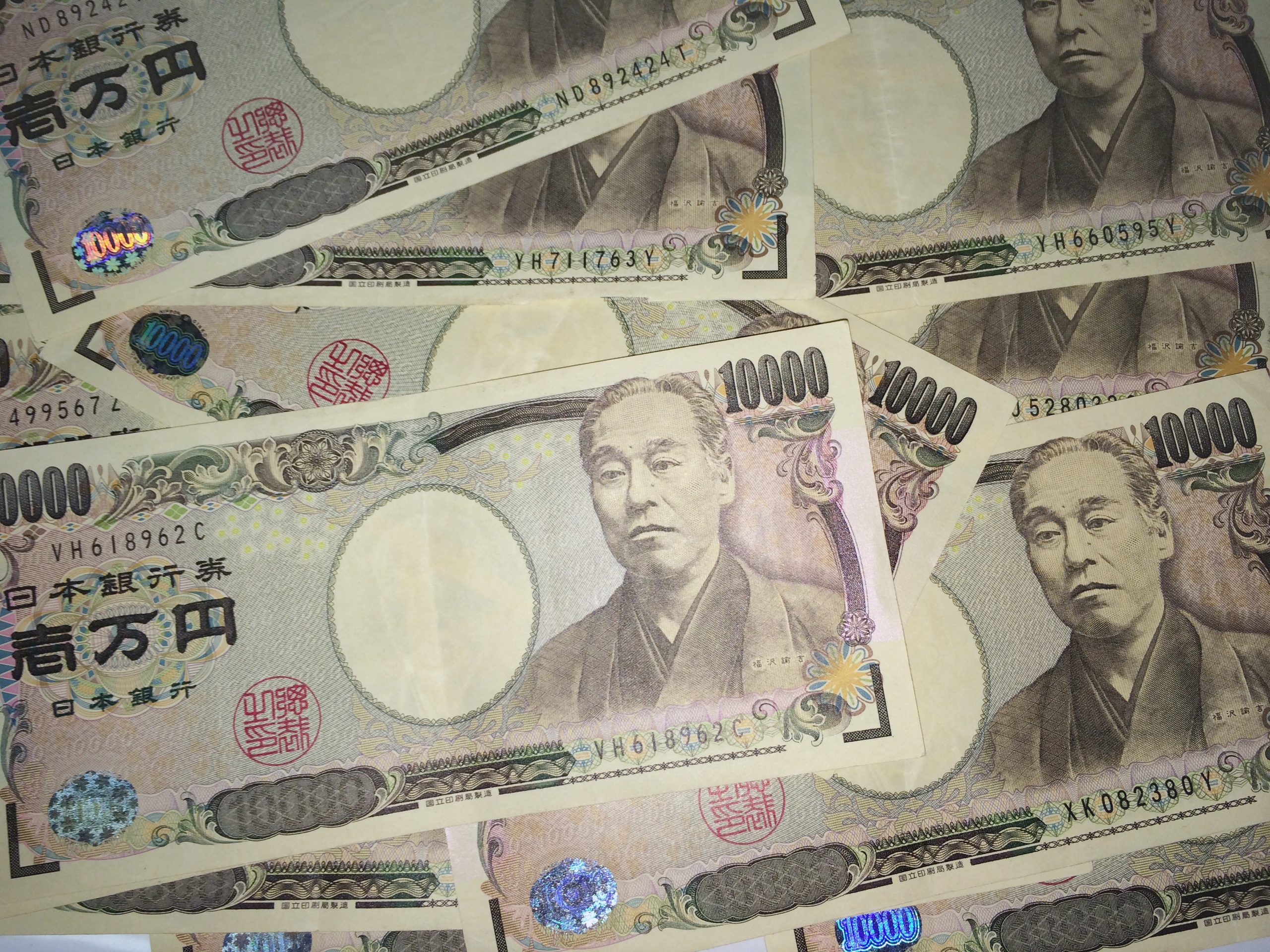一万円札。老後のお金や資産について考えるイメージ